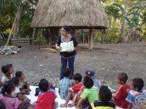 photo of story telling in Rainbow Reading Gardens, Taman Bacaan Pelangi, Atambua, Timor, NTT
