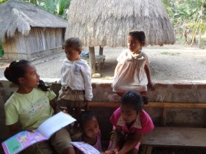 foto anak di Taman Bacaan Pelangi di Atambua, Timor