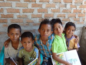 foto anak-anak tersenyum di Taman Bacaan Pelangi di Atambua, Timor, NTT
