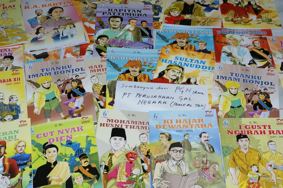 gambar buku-buku donasi untuk Taman Bacaan Pelangi dari PT Perusahaan Gas Negara 