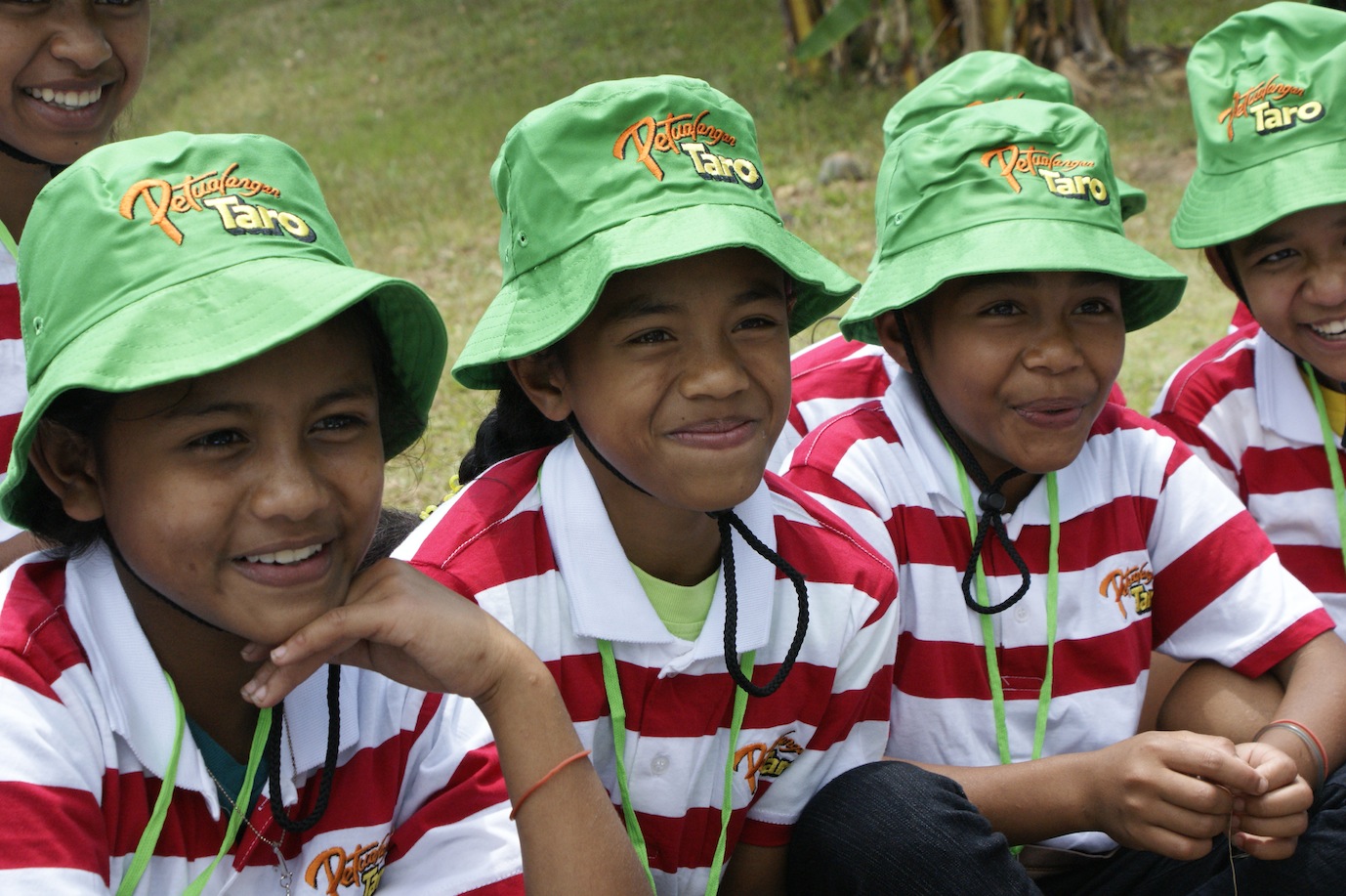 Anak di Taman Bacaan Pelangi tersenyum pada acara bersama Petualangan Taro di Kampung Roe