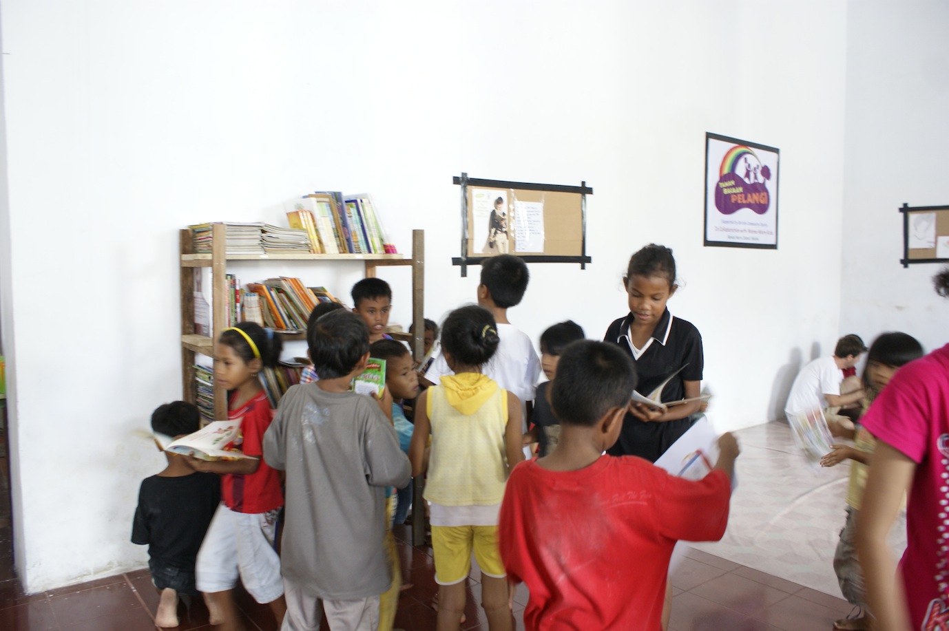 kids got excited with books at Taman Bacaan Pelangi in Banda Neira, Maluku