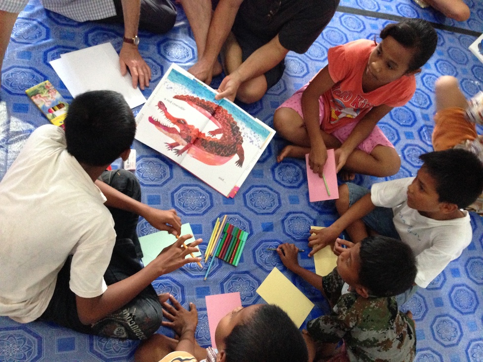 Belajar Menggambar di Taman Bacaan Pelangi di Pulau Banda Neira, Maluku