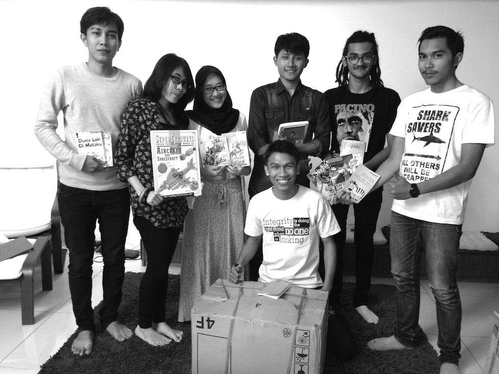 Mahasiswa Paramadina mendonasikan buku utk Taman Bacaan Pelangi