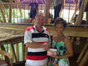 Cilian Budarlaigh, pendiri Indo Yacht Support, memberikan bantuan kepada Nila Tanzil, pendiri Taman Bacaan Pelangi
