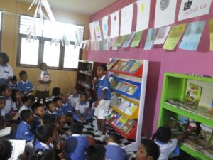 Delvin sedang bercerita MOP, cerita humor khas Papua