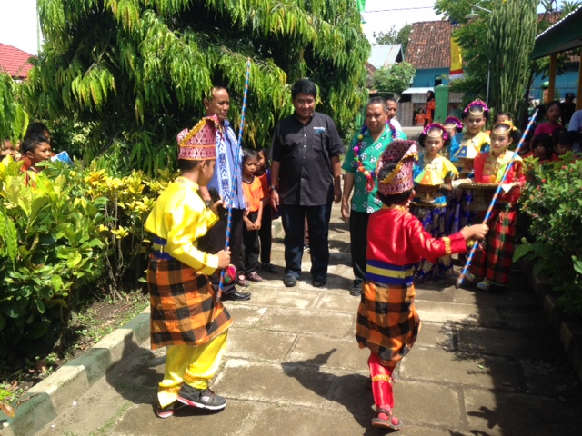 Penyambutan tamu khas Sumbawa oleh anak-anak SDN 4 Alas