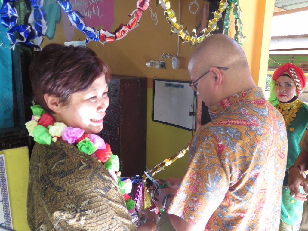 Ibu Rita & Bp Wimbanu Widyatmoko cutting the ribbon