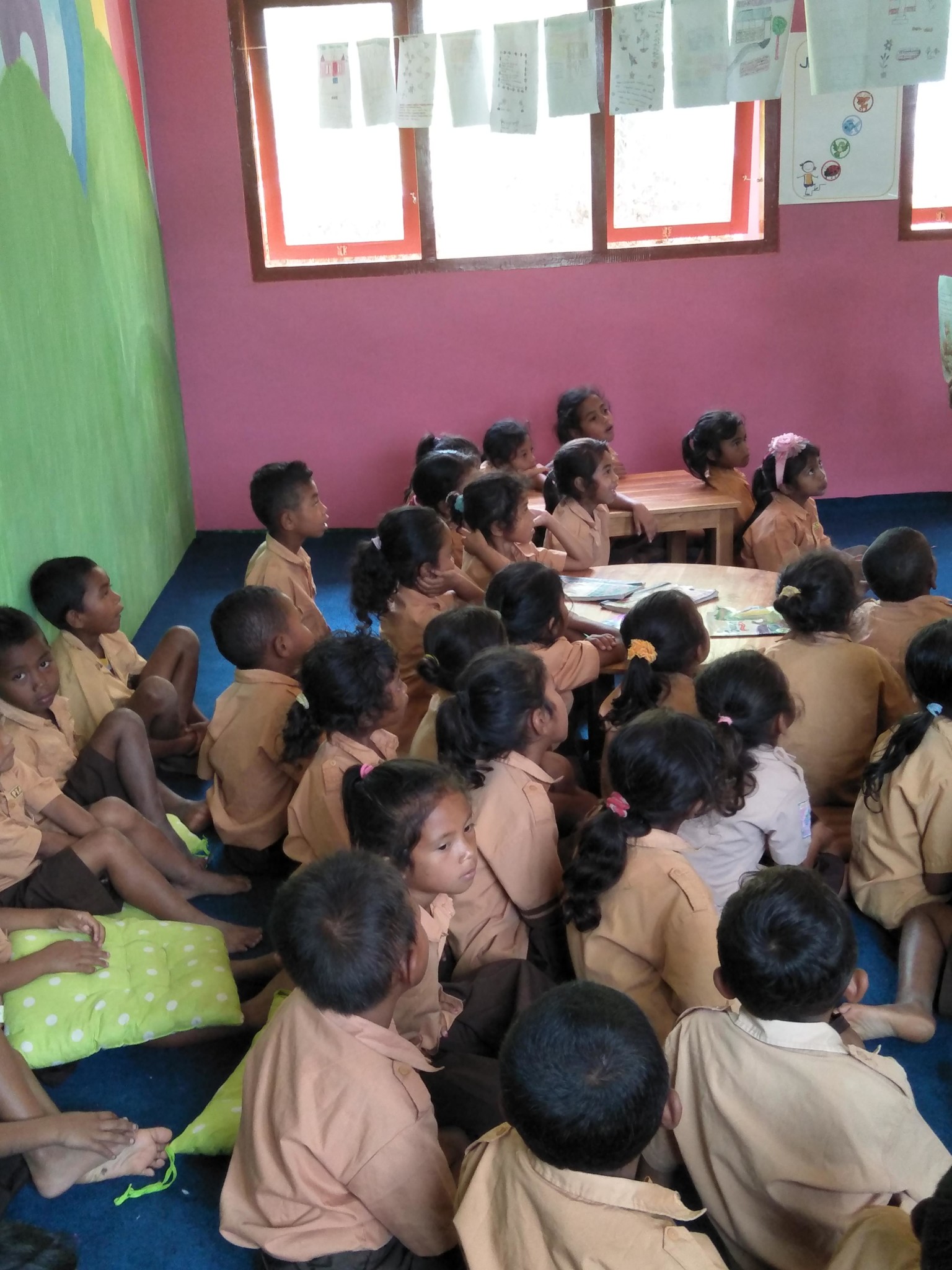 Semangat belajar adik adik di Manggarai Barat Taman Bacaan Pelangi [Rainbow Reading Gardens]