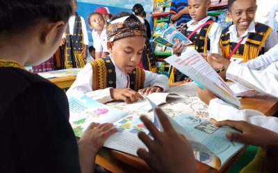 SEMANGAT WARGA SEKOLAH DALAM MENYAMBUT PERPUSTAKAAN RAMAH ANAK di SDK Mauponggo