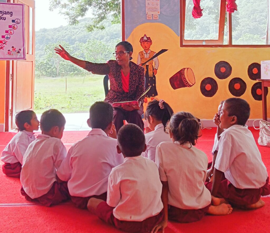 SISWA DAN GURU BERSENANG-SENANG DALAM KEGIATAN MEMBACA NYARING - Taman ...