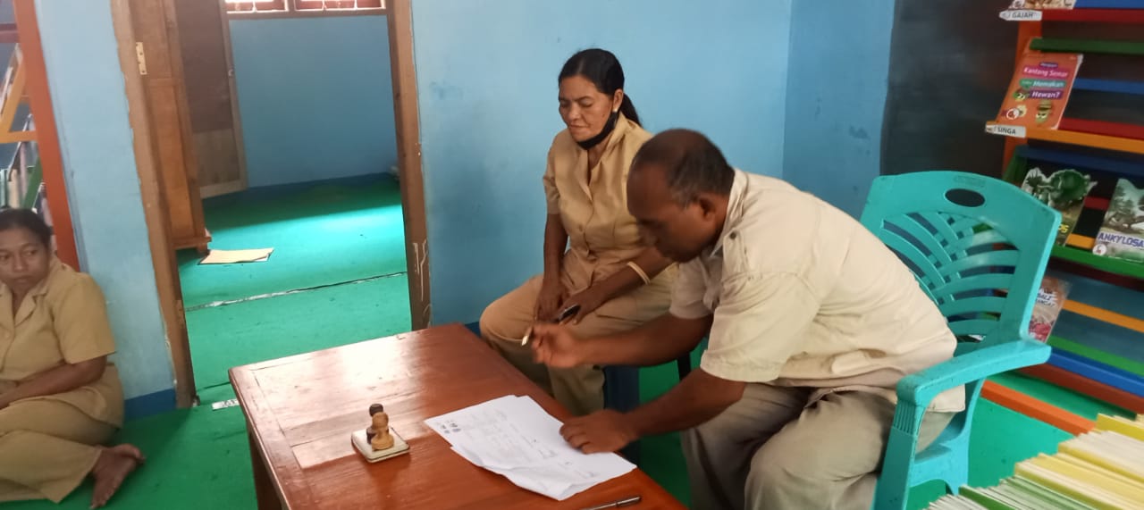 Students Witness the Signing of the Library Sustainability Agreement at SD Katolik Mabhambawa