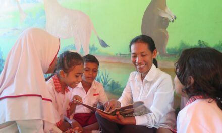 Benarkah Siswa SDI Danga Baca Buku Saat Libur Sekolah? Kok Bisa?